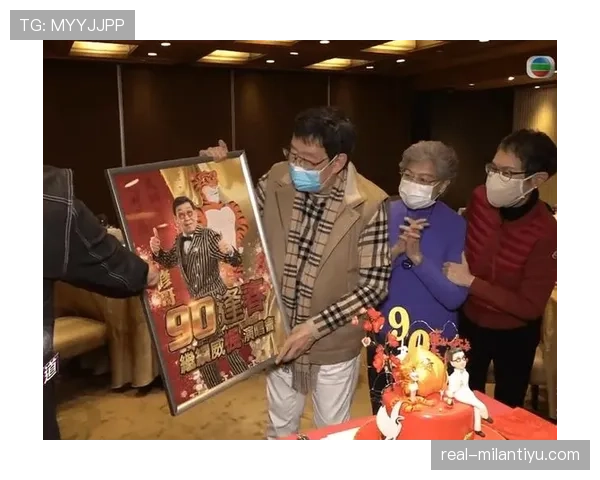 仲满生日现场只剩三把椅子,蛋糕砌得像个小演唱会——笑死我了 仲满生日现场只剩三把椅子,蛋糕砌得像个小演唱会——笑死我了